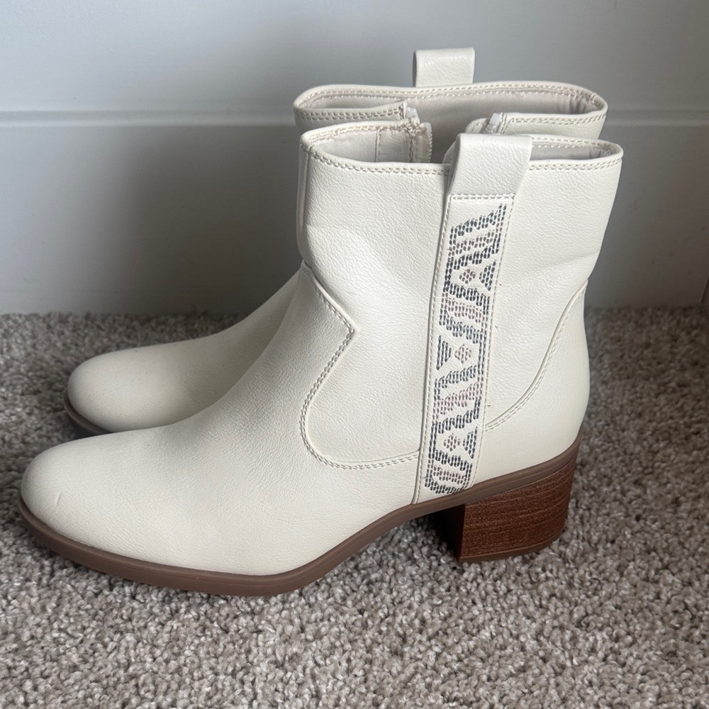 Bare Traps Cream Ankle Boots size 9.5